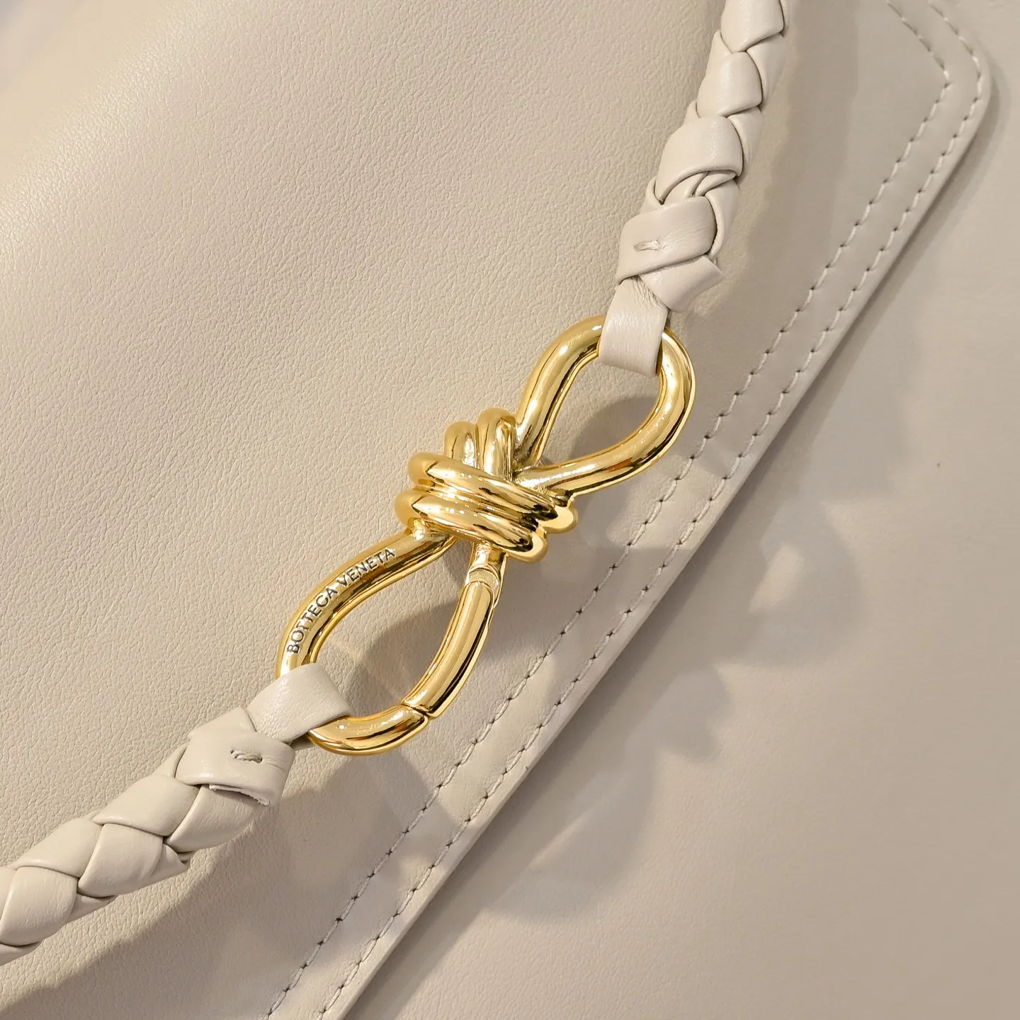 Batch 2360 #Bv New Ciao Ciao handbag Ciao Ciao means "hello" and "goodbye" in Italian, showing a relaxed and casual lifestyle ⭐️Made of Dutch Silky Calf calf leather ~ silky to the touch. The leather is thick, and the suede lining is soft and comfortable. The relaxed feeling of stacked smooth leather, the representative woven element shoulder strap, and the perfect embellishment of golden buckles 💥The bag has a unique shape, casual and exquisite, and super practical ☄️Carry Ciao Ciao to accompany you in various occasions, and be the most stylish you 🎀 Model: 7231 Size: 34x26x15